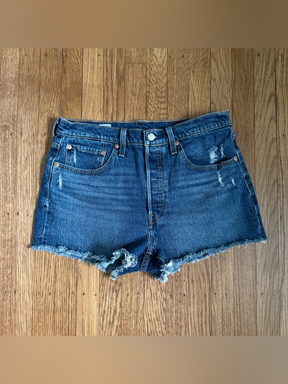 NWOT Levi's 501 Dark Blue Distressed Frayed Hem Women’s Jean Shorts size 31